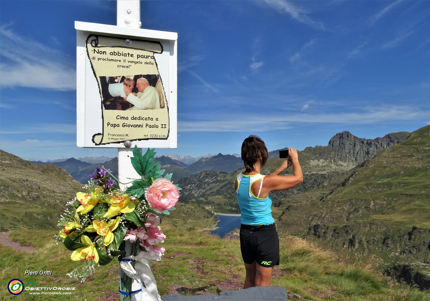 31 Alla croce della Cima di Mezzeno (2230 m) dedicata a Papa Giovanni Paolo II.JPG